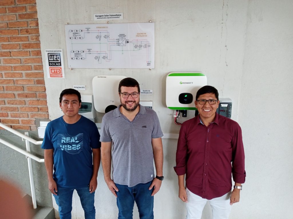Fig. 2: À direita Prof. Elmer Cari, no meio o aluno de doutorado Gustavo de Paula, e na esquerda o aluno de mestrado Paul Vargas, gestores do projeto do novo Carport Solar.