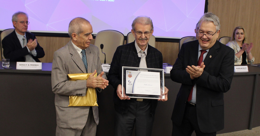 eesc-outorga-titulo-de-professor-emerito-para-walter-savassi