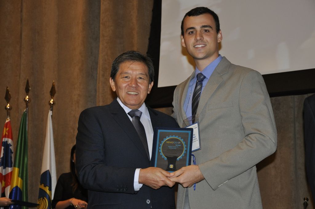Guilherme Meyer recebe o prêmio entregue pelo presidente do Crea-SP, Francisco Kurimori. Foto: Divulgação Crea-SP.